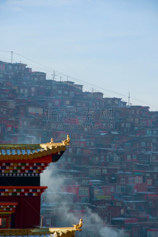 佛教,人,喇麻庙,甘孜藏族自治州,寺院,明星,教育建筑,修道院,雾,乡村