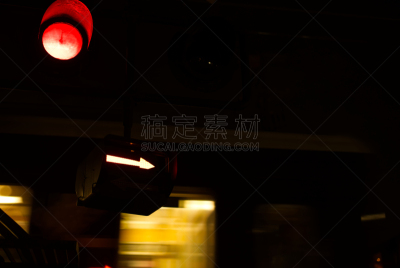 火车,在活动中,城市生活,拦车杆,暗色,照明设备,透过其它物体观看,光亮,技术,迅速