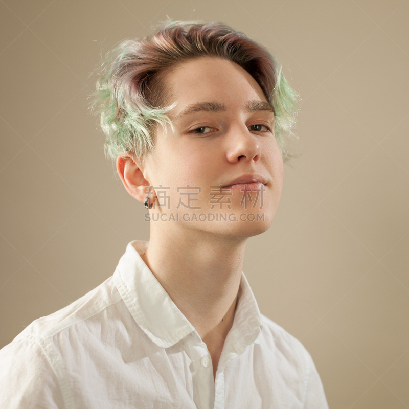 注视镜头,绿色头发,少男,影棚拍摄,米色背景