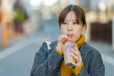 青年女人,木薯布丁,注视镜头,奶茶,仅日本人,肖像,东亚人,甜点心,拿着,难嚼的