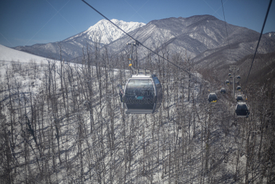 山,滑雪缆车,在上面