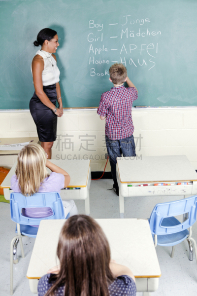 知识,德国语言,多语言书写的,小学,垂直画幅,未成年学生,非裔美国人,教育业职位,男性,工业
