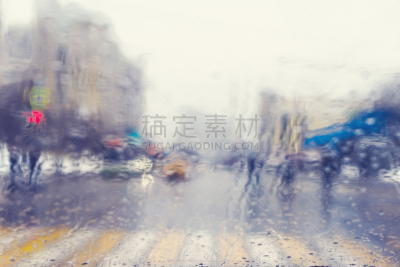 汽车,透过窗户往外看,十字路口,运动模糊,挡风玻璃,雨滴,人行横道,湿,沥青,交通