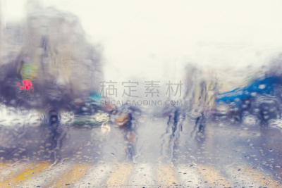 汽车,透过窗户往外看,十字路口,运动模糊,挡风玻璃,雨滴,人行横道,湿,沥青,交通