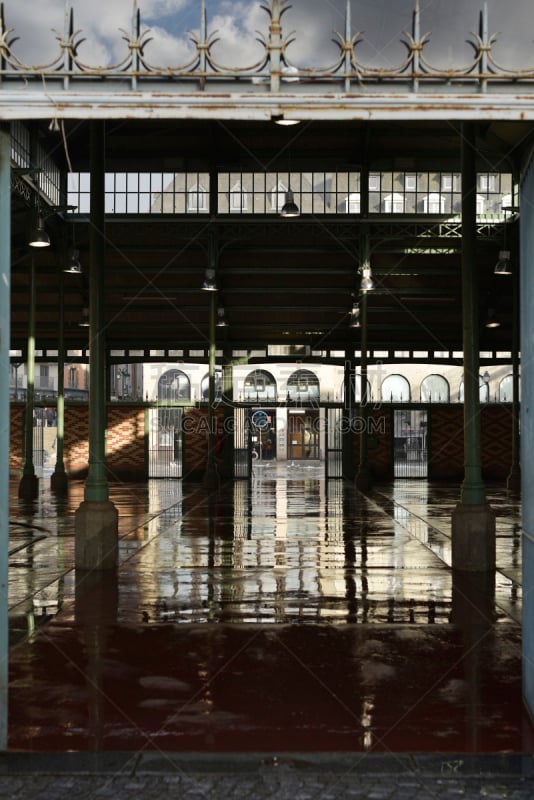 Place des Halles après le marché des Lices de Rennes ramassage des déchets