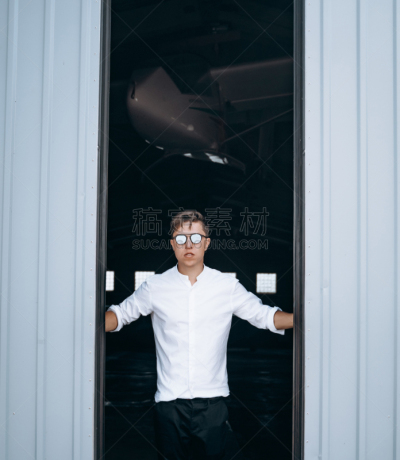 男人,男性美,开着的,车门,太阳镜,机库,专业人员,仅男人,一个人,技术
