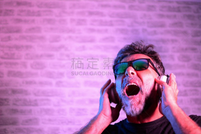 耳机,音乐,荧光,中老年男人,络腮胡子,色彩鲜艳,商务,耳麦,肖像,一个人