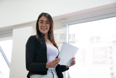 商务,女商人,报告,注视镜头,会议中心,专心,专门技术,商务研讨会,专业人员,图表