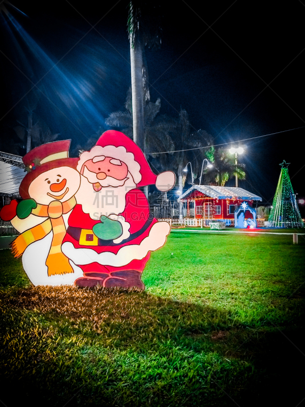 Panorâmica da Praça dos Migrantes à noite com enfeites de natal, localizada no centro da cidade de Lucas do Rio Verde, Mato Grosso, MT, Brasil.