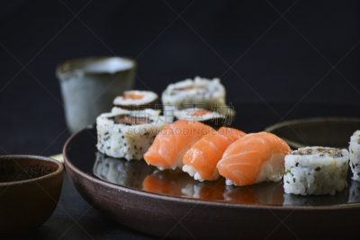 寿司,日本食品,餐馆,日本,果皮,三文鱼,小圆面包,鲔鱼,传统,寿司米