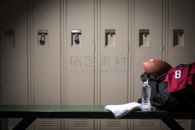 学校体育馆,体育器械,衣帽间,美式橄榄球运动,水瓶,空的,休闲游戏,运动,球,长椅