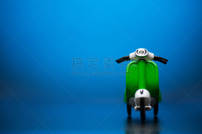绿色,小型摩托车,蓝色背景,在活动中,城市生活,旅途,快走,土耳其,过去,自由