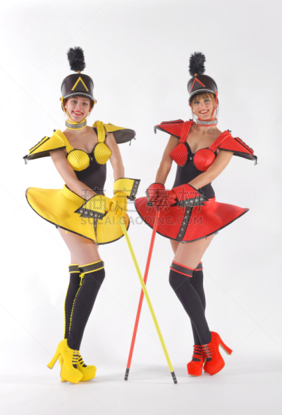 女孩,三个人,鼓手队长,乐器,制服,音乐节,仅成年人,运动,传统服装,女人