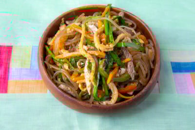 韩国食物,韩式炒粉丝,细香葱,蔬菜,香料,食品,酱油,椒类食物,餐馆,鸡蛋