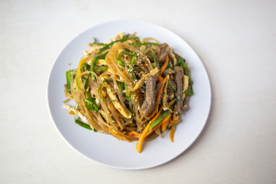 韩国食物,韩式炒粉丝,细香葱,蔬菜,香料,食品,酱油,椒类食物,餐馆,鸡蛋