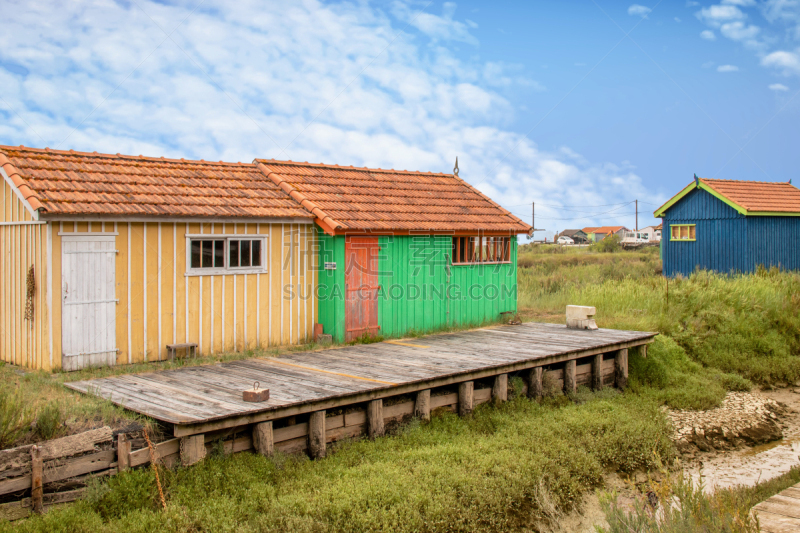 Prise de vue à Boyardville d'anciennes cabanes ostréicoles sur le port à marée basse. au 18/135, 200 iso, f 10, 1/160 seconde