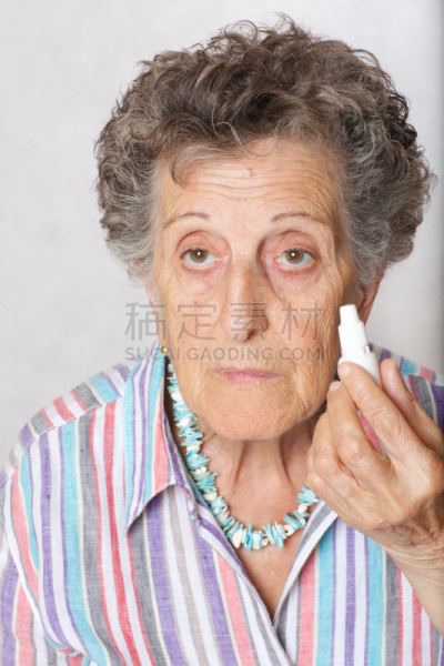 老年女人,70多岁,水滴,80岁以上,人的眼睛,在之间,垂直画幅,假牙,角膜