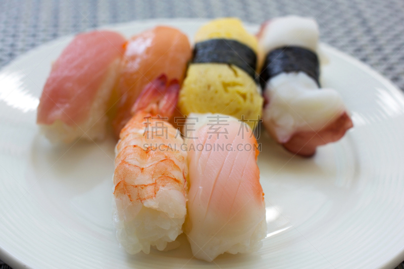 日本人,寿司,盘子,白色,选择对焦,玉子寿司,三文鱼卷,寿司盘,鱿鱼寿司,寿司店