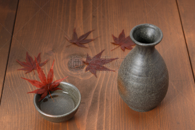 日本青酒,瓶子,赤犬,清酒杯,鸡爪枫,宁静,水平画幅,秋天,仅日本人,日本