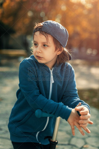 男孩,不高兴的,垂直画幅,学龄前,公园,人的嘴,衬衫,人群,户外,男性