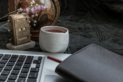 铅笔,计算机键盘,果汁,行星,办公室,书桌,笔记本,日历,侧面视角,花