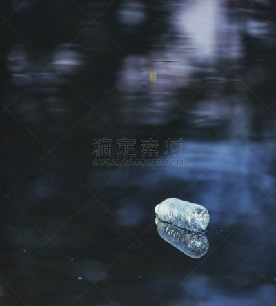 塑胶,垂直画幅,垃圾,水,水的各种形态,无人,环境损害,曙暮光,户外,饮料