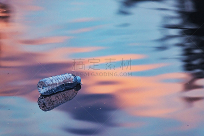 塑胶,垃圾,水,水平画幅,水的各种形态,无人,环境损害,户外,饮料,湖