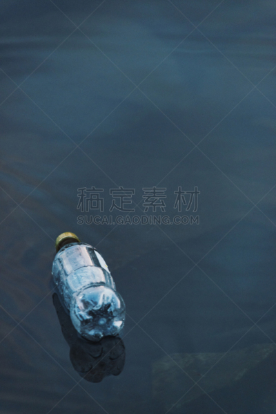 塑胶,垂直画幅,垃圾,水,水的各种形态,无人,环境损害,户外,饮料,湖