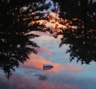 塑胶,垃圾,水,水平画幅,水的各种形态,无人,环境损害,户外,饮料,湖