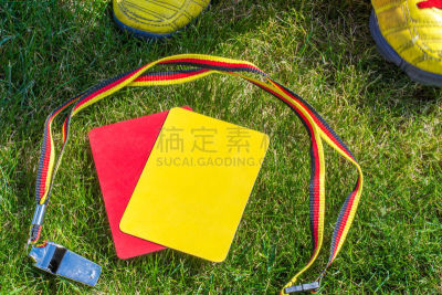 足球运动,裁判,设备用品,口哨,红牌,水平画幅,无人,草,特写,靴子