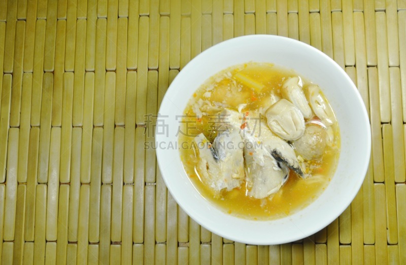草菇,泰式酸辣汤,动物头,鲑鱼,香料,焖菜,泰国,东方食品,蒸菜,煮食