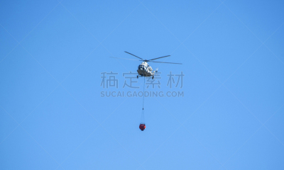 消防员,消防飞机,大桶,云,浓烟,松树,户外,自然,红色,安全的