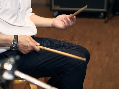 进行中,中老年男人,休闲活动,噪声,男性,仅男人,仅成年人,音乐人,鼓皮,快乐