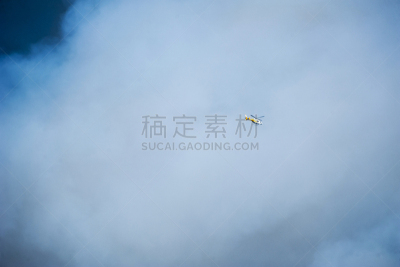 消防员,消防飞机,大桶,云,浓烟,松树,户外,自然,红色,安全的