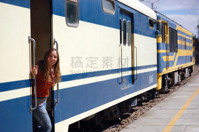 青年女人,火车,楼梯,奥鲁罗部门,登机楼梯,tourist train,车门,蒸汽机车,青少年,留白