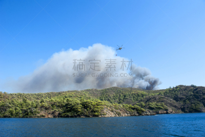 消防员,消防飞机,大桶,云,浓烟,松树,户外,自然,红色,安全的