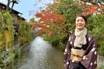 女人,京都府,日本人,秋天,桥,在之后,叶子,和服,中老年女人,仅日本人