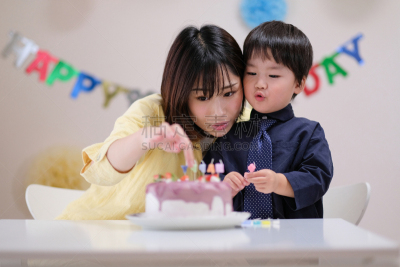 母亲,蜡烛,生日蛋糕,粘的,羊毛帽,正下方视角,儿子,华丽的,仅日本人,家庭