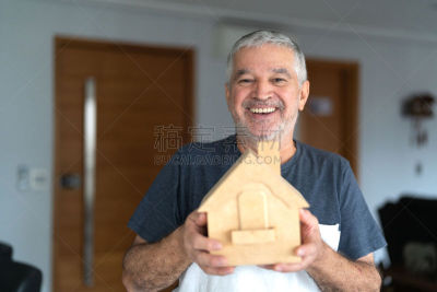 老年男人,住宅内部,房屋,模型,小的,拿着,仅一个老年男人,仅男人,肖像,仅一个男人