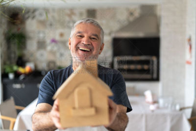 老年男人,住宅内部,房屋,模型,小的,拿着,仅一个老年男人,仅男人,玩具,肖像
