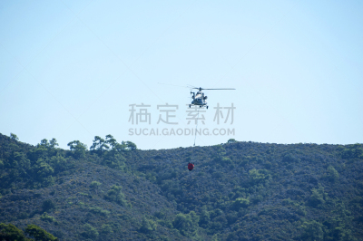 消防员,消防飞机,大桶,云,浓烟,松树,户外,自然,红色,安全的