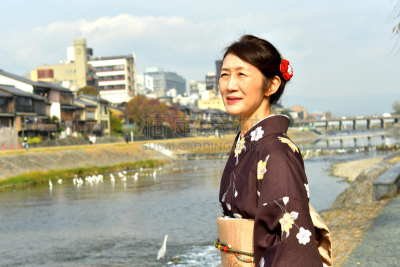 和服,女人,京都府,日本人,鸭川,秋天,中老年女人,仅日本人,仅一个中老年女人,一个人
