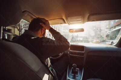 汽车,不高兴的,旅途,汽车内部,交通工具内部,皮茄克,韧性,仅男人,交通,仅一个男人