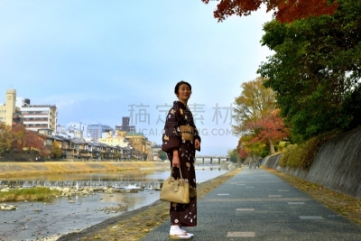 和服,女人,京都府,日本人,鸭川,秋天,中老年女人,仅日本人,仅一个中老年女人,一个人