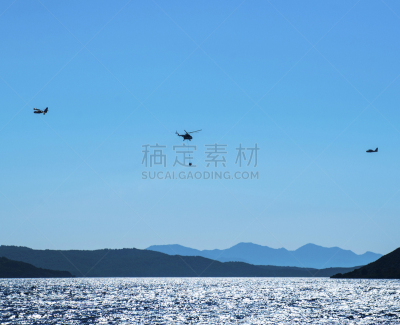 消防员,消防飞机,大桶,云,浓烟,松树,户外,自然,红色,安全的