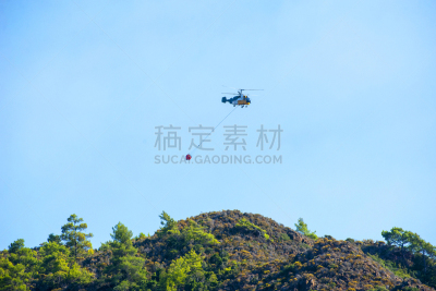 消防员,消防飞机,大桶,云,浓烟,松树,户外,自然,红色,安全的