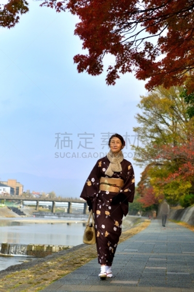 和服,女人,京都府,日本人,鸭川,秋天,中老年女人,仅日本人,仅一个中老年女人,一个人