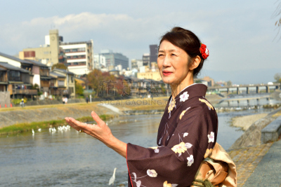 和服,女人,京都府,日本人,鸭川,秋天,中老年女人,仅日本人,仅一个中老年女人,一个人