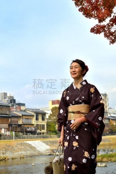 和服,女人,京都府,日本人,鸭川,秋天,中老年女人,仅日本人,仅一个中老年女人,一个人