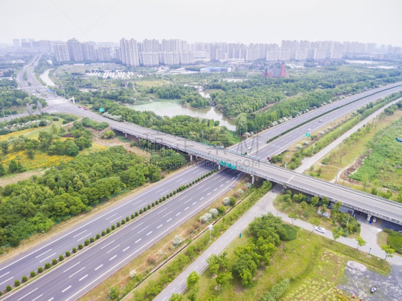 公路,航拍视角,卡车,汽车,交通,多车道公路,现代,无人机,立交桥,十字路口